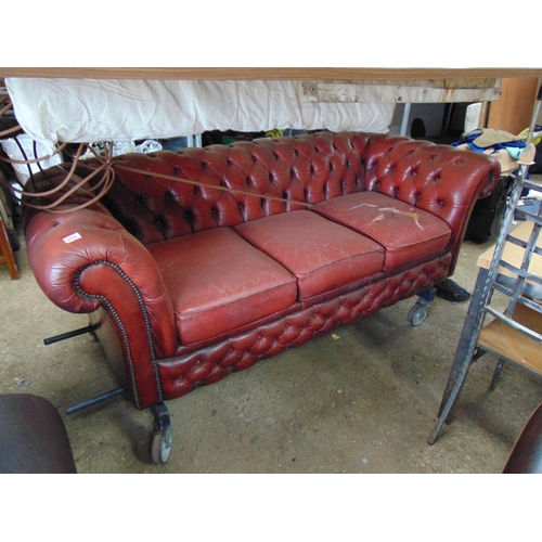 653 - red Chesterfield sofa a/f ripped cushions