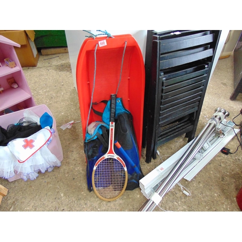 660 - 2 x plastic sledges & 2 swimming snorkels