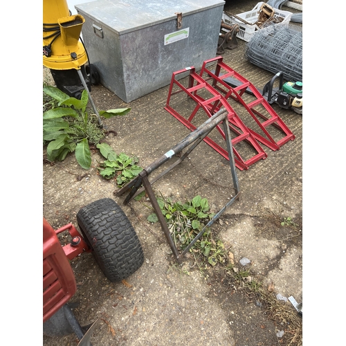 790 - 2 x folding metal stands