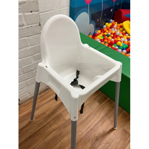 303 - 9 x high chairs , 5 x plastic , 4 x wood...