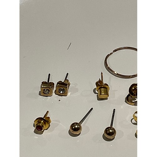 94 - Qty stud earrings 5.7 grams believed to be all 9ct gold