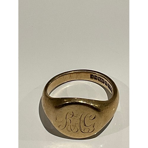 95 - 9ct gold engraved with initials signet ring with full hallmarks letter P makers mark cg&s 7.8 gr... 