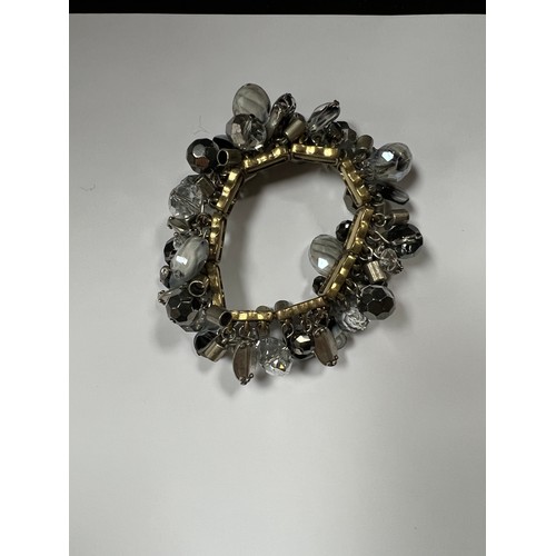 126 - chunky fashion bracelet black / clear charms