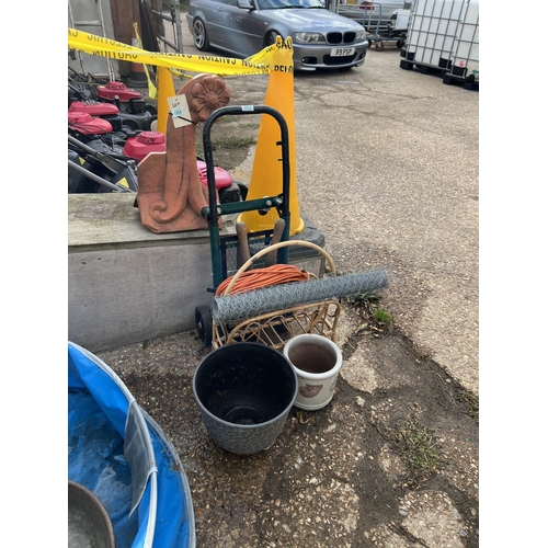 863 - mixed lot chicken wire , folding seat , 2 plant pots etc..