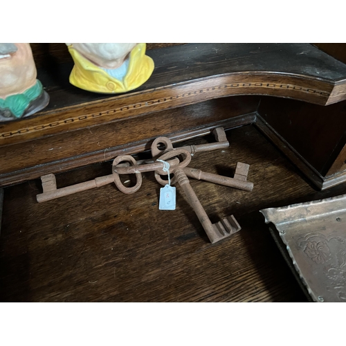 188 - cast iron oversized keys on ring h145