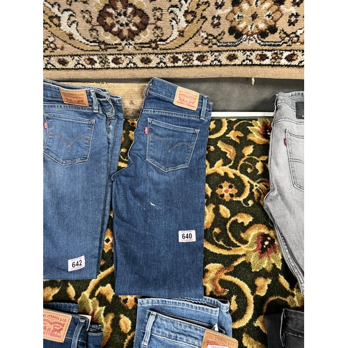 640 - x 1 pair of levis size 26