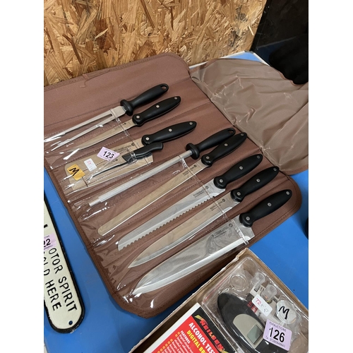 123 - 9 piece knife set in roll case h53