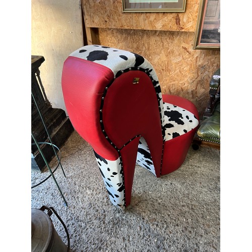 9 - unusual chair in shape of high heel shoe