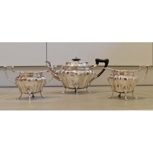 1 - Tea Set Silver 1910 hallmarked silver, 3 piece tea set.
WALKER AND HALL
39.5 OZ