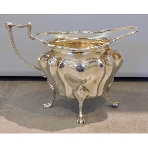 1 - Tea Set Silver 1910 hallmarked silver, 3 piece tea set.
WALKER AND HALL
39.5 OZ