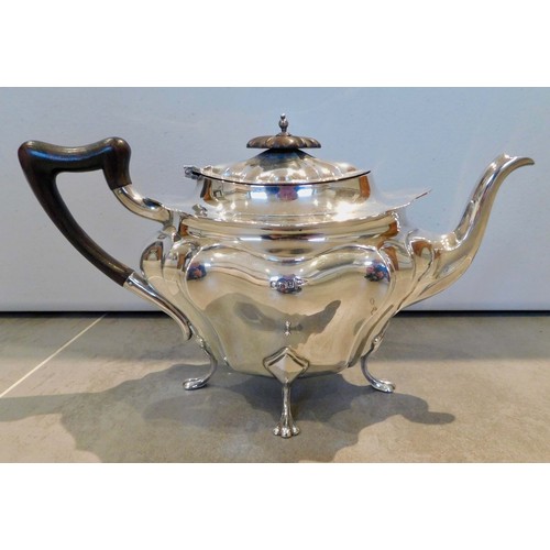 1 - Tea Set Silver 1910 hallmarked silver, 3 piece tea set.
WALKER AND HALL
39.5 OZ