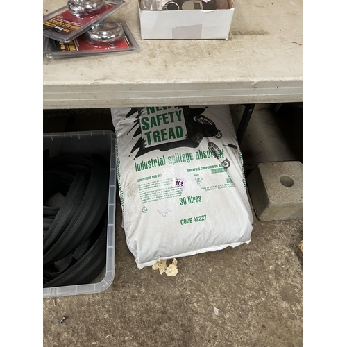 108 - 3 x bags 30 litres spillage absorbent