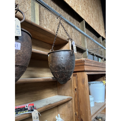 242 - Rustic hanging pot with chain H278