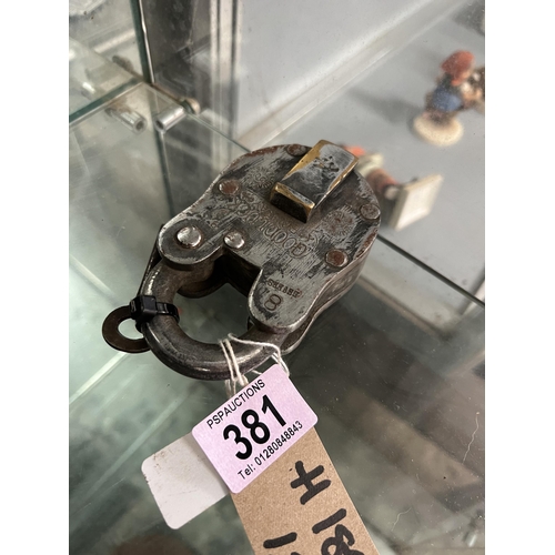 381 - Vintage style padlock h189