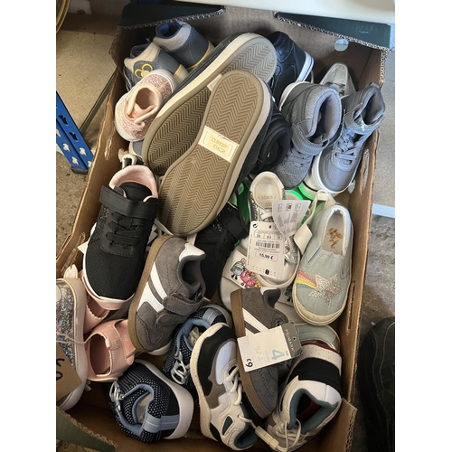 459 - tray new children shoes