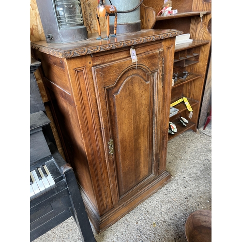 49 - Oak cupboard 76cm x 126cm x 56cm