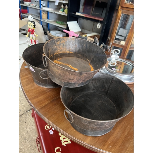 552 - oval metal planters h281