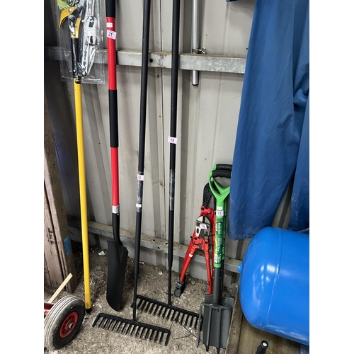 20 - long handled garden rake h15