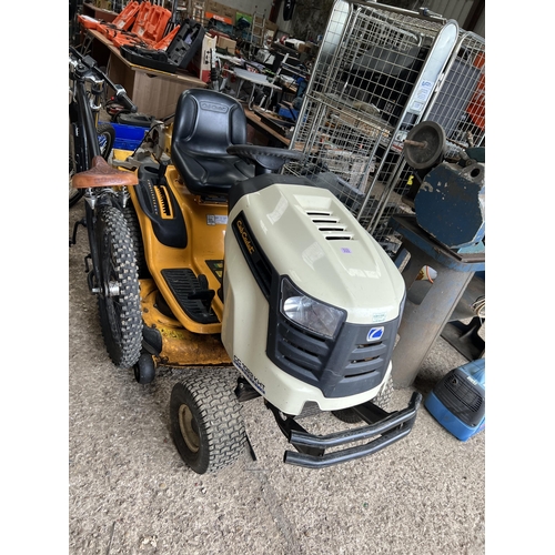 333 - Cub cadet ride on mower CC 1022 KHT