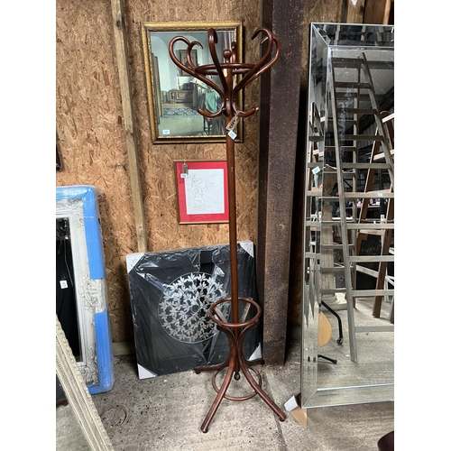 200 - coat / hat stand