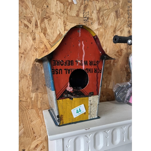 44 - Recycled tin bird box h182...