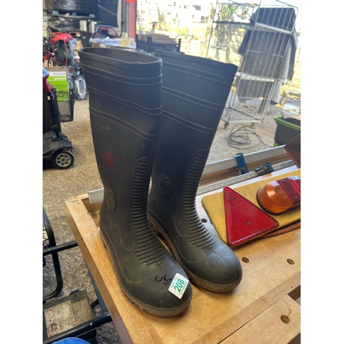 208 - size 9 steel toe cap boots