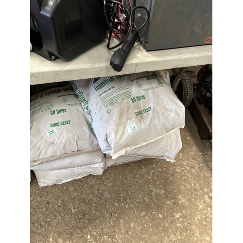 331 - X4 bags of spillage absorb