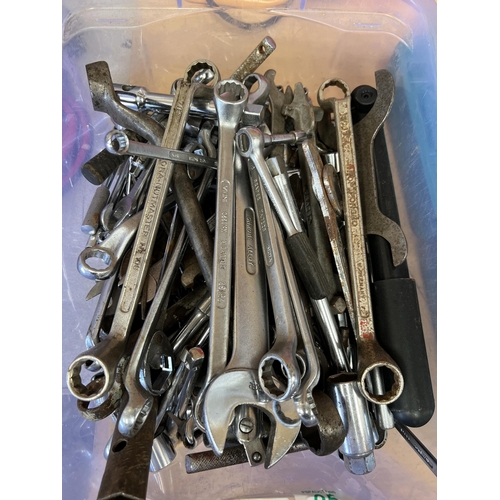 95 - tub large Qty spanners