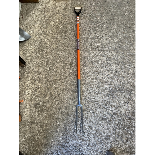 1403 - long handled 2 prong fork h19