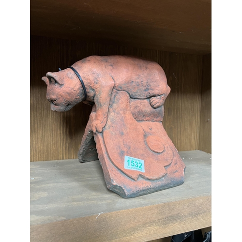 1532 - concrete cat ridge tile