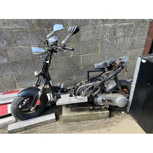 562 - motorbike / scooter spares frame with engine