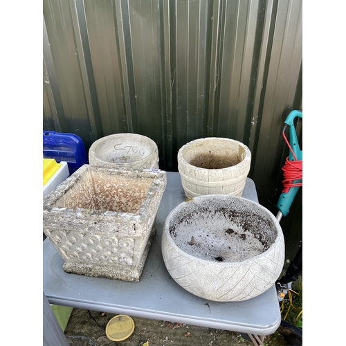 550 - 4 x concrete plant pots