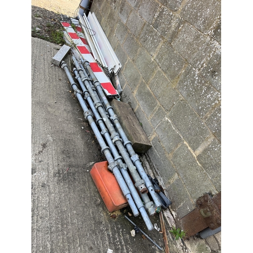 552 - Qty galvanised poles scaffold