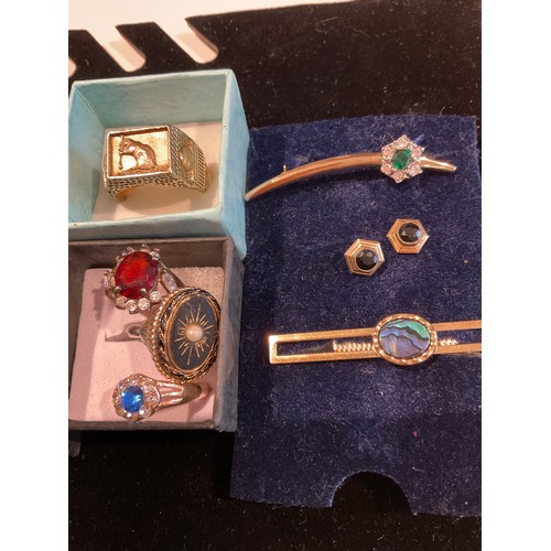 154 - 29 x costume / plated rings , tie clip , pair plated earrings , brooch