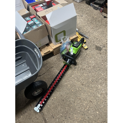 783 - Greenworks 60 volt cordless hedge cutter with battery & charger