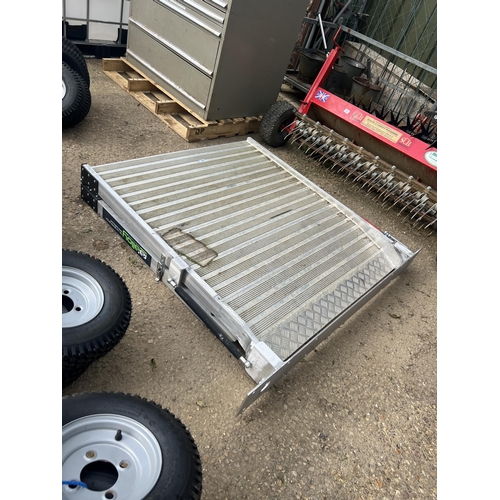 882 - Folding loading ramp