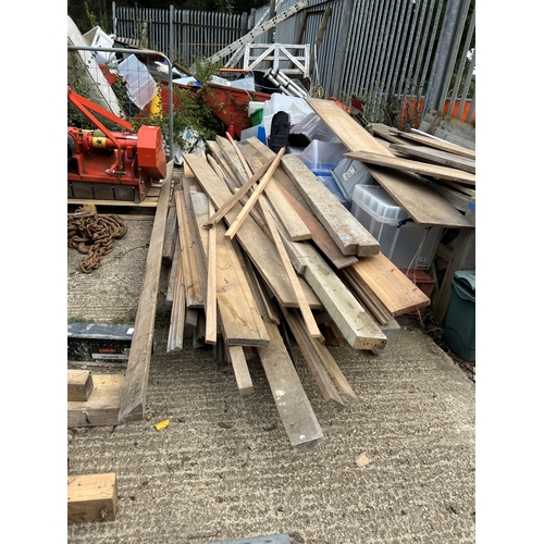 588 - Large Qty mixed hard / softwood sections , various Lengths / thickness