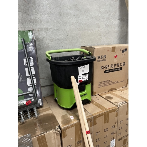 430 - Greenworks cordless pressure washer with charger / battery