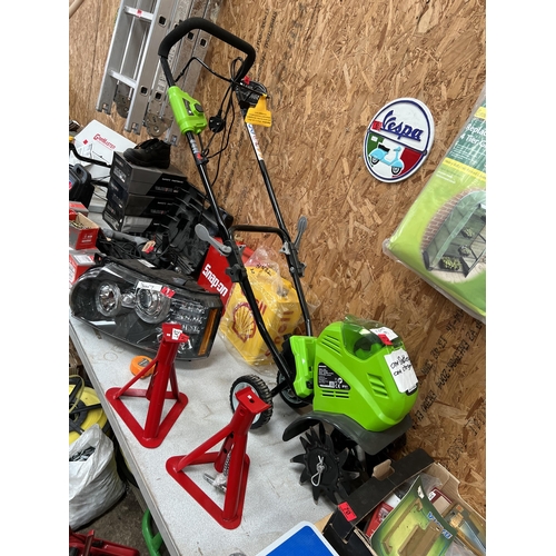 67 - Greenworks cordless 40v cultivator with battery & charger