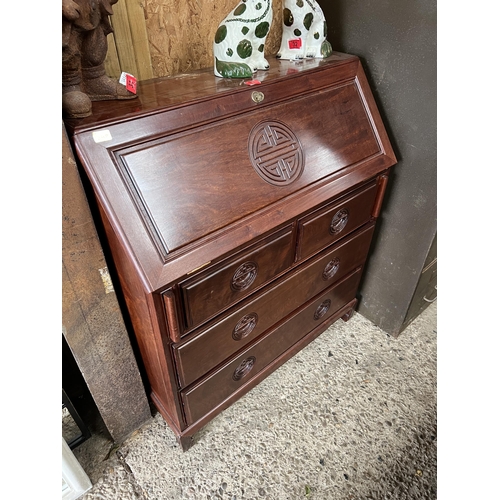 33 - Oriental bureau desk