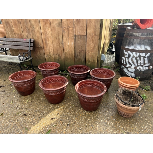 650 - Qty plastic garden pots