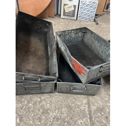 369 - 4 x metal galvanised trays