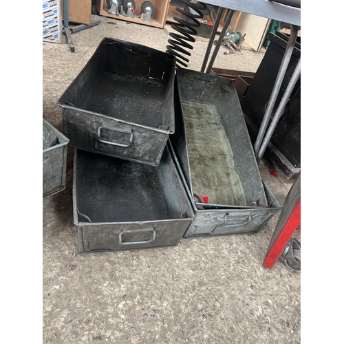 370 - 4 x metal galvanised trays