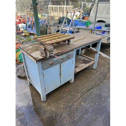 501 - workshop bench with vice