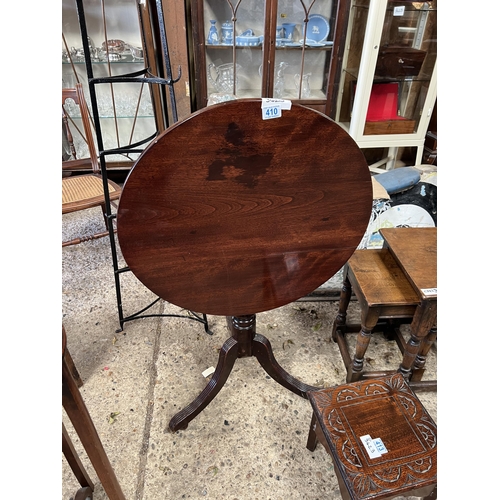 410 - round tilt top table