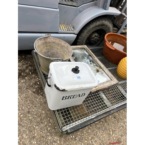 800 - enamel bread bun & bucket