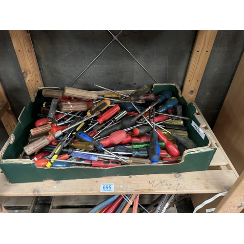 695 - tray mixed screw drivers