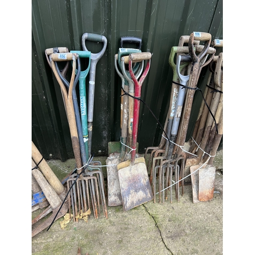 857 - Qty garden shovels