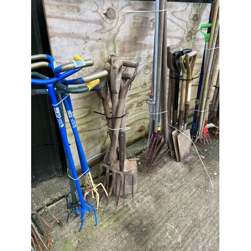 862 - Qty garden tools