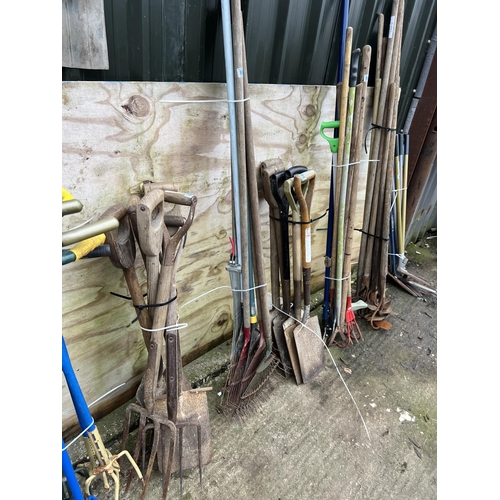 863 - Qty garden rakes